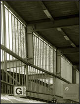 Verzogen - 

Beim Abriss des Südflügels des Stuttgarter Hauptbahnhofes ging versehentlich auch eine Stütze des Bahnsteigdaches zu Fall. Das Dach hat sich in diesem Bereich dann etwas abgesenkt. Die Glasscheiben wurde hier entfernt und alle Stützen entlang dem ehemaligen Südflügel durch eine provisorische Stahlkonstruktion ersetzt. 

30.04.2012 (M)