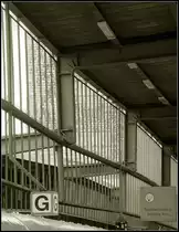 Verzogen - 

Beim Abriss des Südflügels des Stuttgarter Hauptbahnhofes ging versehentlich auch eine Stütze des Bahnsteigdaches zu Fall. Das Dach hat sich in diesem Bereich dann etwas abgesenkt. Die Glasscheiben wurde hier entfernt und alle Stützen entlang dem ehemaligen Südflügel durch eine provisorische Stahlkonstruktion ersetzt. 

30.04.2012 (M)