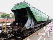 Uagps 3353(RO-RSCO)9332027-0 ist in einem Getreideganzzug eingereiht, und durchfhrt Passau-Hbf Richtung sterreich; 120609