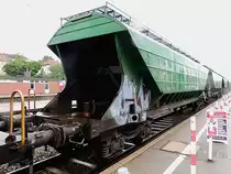 Uagps 3353(RO-RSCO)9332027-0 ist in einem Getreideganzzug eingereiht, und durchf�hrt Passau-Hbf Richtung �sterreich; 120609