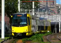 Connexxion Tram Nr. 5003 mit neuem Anstrich bei der Bahnunterf�hrung  Leidseveertunnel  am 25.05.2012.