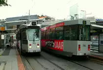 ZGT 6/6 703 und 714 beim  Metro-Station  Maashaven am 29.05.2012.
Diese Wagen Fahren nur noch auf Linie 2 und zwar Montag-Freitag.
Es kommen nur noch die Wagen in den neuen Farben im Einsatz und damit haben alle Strassenbahnen in Rotterdam erstmal seit 1982 das gleiche Farbdesign.