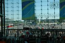Hauptbahnhof Berlin, S�deingang mit Blick auf schweizer Botschaft (mitte) rechts dahinter Sony-Center, Abgeordnetenhaus (links) 11.06.2006