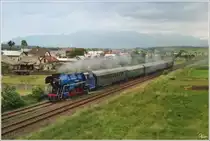 Anl�sslich der Kindertage in Vr�tky, f�hrt  Papagei  477 013 als Os 31217 von Vr�tky nach Kremnica. 
Pr�bovce 2.6.2012

