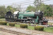 274 (2'C1'-h3, Hanomag, Bauj. 1928, Fab.Nr. 10614) als Denkmal neben dem Aufnahmsgebäude des Bf. Sila At am 15.März 2012. 

