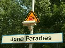 Ein Bild f�r Thomas Tippner zum Thema Jena, das ich aus einem ICE am 28.06.2002 geschossen habe. Wegen der Rutschgefahr muss es sich noch um den Holzbahnsteig gehandelt haben