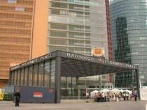 Auch unter dieser Konstruktion verbirgt sich ein Bahnhof.
Berlin (01.07.2002)