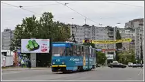 Linie 5 mit CKD Nr.411 und eine Werbebotschaft f�r die allgegenw�rtigen Gurken. (05.06.2012)