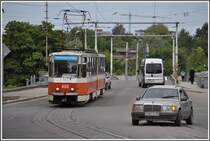Die Autos sind auch in Russland mehrheitlich westlich, nur die Strassenbahn ist ausschliesslich tschechisch. CKD Tatra Wagen 408 der Linie 5 in Kaliningrad. (05.06.2012)