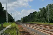 Der ehemalige Bahnhof Falkenhagen,im Westen der Stadt Falkensee gelegen,mit Blick in Richtung Falkenhagener Kreuz - hinten rechts zweigt ein Gleis hinab zur Hamburger Bahn nach Brieselang und links zweigt ein Gleis hinab zur Hamburger Bahn nach Finkenkrug (Au�enring 09.06.12)