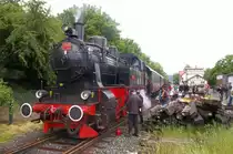 Ein kurzer Foto-Stop auf der Fahrt nach Naumburg war die Chance f�r das Lok-Personal, die �l-Kanne nochmals einzusetzen.