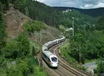 Ein 411er und ein 415er schl�ngeln sich am 09.Juni 2012 als ICE 1608/1698 nach Berlin durch den Frankenwald Richtung Saalfeld. Ebenfalls erkennbar ist die Burg Lauenstein.