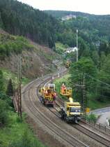 Oberleitungsbauarbeiten sind zurzeit noch im Frankenwald zwischen Ludwigsstadt und Probstzella. Zusehen sind 2 Zwei-Wege-Fahrzeuge von Balfour Beatty die gerade den neuen Fahrdraht spannen. Gesichtet am 09.Juni 2012 bei Ludwigsstadt.