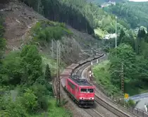 155 271 zieht einen leeren Autotransportzug am 09.Juni 2012 bei Ludwigsstadt gen S�den.