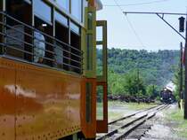 Begegnung mit der EBT, die auf Schmalspur fhrt, whrend die Trolleys Regelspur nutzen (Rockhill, PA, 6.6.09)