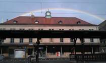 Der Kronacher Bahnhof am 01.06.2012 mit einem schnen Regenbogen. 