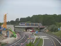 Talent-Triebwagen der Oderlandbahn auf der NEB27 �berf�hrt die Autobahnbr�cke der gesperrten A10 am 18.05.2012. 