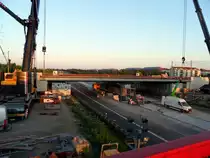 Am Abend des 18.05.2012 wurde die neue S-Bahn-Br�cke der Linie S2 zwischen Berlin-Buch und Berlin-Karow eingebaut.