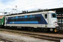 Lok 242 250-9 wartet am 7. Juni 2012 im Bahnhof Plzeň (Pilsen).