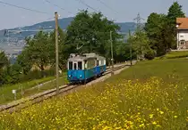 Triebwagen Ce 2/3 ex 28 der TL (Transports publics de la r�gion lausannoise (deutsch �ffentliche Transporte der Region Lausanne)) mit dem Steuerwagen nr. 57 ex BVB (Bex–Villars–Bretaye) kommt von Blonay hoch, hier am 27.05.2012 bei Chaulin. Die Stecke der Museumsbahn Blonay–Chamby hat eine Spurweite von 1.000 mm.
Der Triebwagen wurde 1948 von SWS und SAAS gebaut, der Steuerwagen 1930 von SIG.