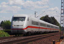 Wie Sonntags blich kommt der ICE von Kln nach Mnchengladbach gefahren, von wo aus er nach Berlin Ostbahnhof um kurz nach zwlf Uhr startet...
am heutigen Sonntag den 10.6.2012 ist es der ICE 402 037-6 Neustrelitz der hier gerade bei Gubberath an der Kbs 465 abgelichtet ist.