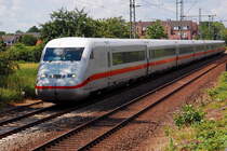 Hier ist der ICE Neustrelitz schon im Liniendienst auf dem Weg nach Berlin. Gerade passiert er Bttgen und kurze Zeit spter hllt er in Neuss.......ICE 402 037-6 am 10.6.2012