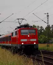 �ber die Kbs 495 zwischen Kaarst und Meerbusch kommt die 111 120-2 mit einem RE 7 Zug in Richtung Neuss gefahren am Abend des 7.6.2012