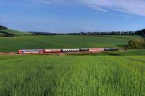 BR 1010.10 unterwegs im Weinviertel, wo es eigentlich noch nie einen Fahrdraht gegeben hat;-) Die Aufnahme entstand am 29.05.2012 aus drei Belichtungen, Freihand.