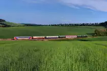 BR 1010.10 unterwegs im Weinviertel, wo es eigentlich noch nie einen Fahrdraht gegeben hat;-) Die Aufnahme entstand am 29.05.2012 aus drei Belichtungen, Freihand.