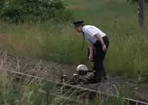   ..... er stellt die Weichen, wir fahren los, Paris ade.. , so lautete ein Schlager, der von Monsieur Dupont handelte. Hier , am 10.06.2012 gegen 14:59 Uhr wird gerade Weiche 1 in Fiedewald - Bad gestellt, um die �berholung des Sonderzuges durch den Planzug zu erm�glichen. Der nette Bahnbeamte gab sein oke und hei�t aber sicher nicht Dupont.