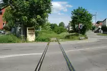Die Bottwartalbahn am 10. Juni 2012 in Heilbronn ganz in der N�he vom alten S�dbahnhof. Eines der letzten Gleisst�cke die man noch gut erkennen kann. Hinter dem Bahn�bergang ist der Gleisk�rper schon sehr stark zugewachsen.