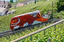 100 Jahre Vinifuni / ehemalige Ligerz-Tessenberg-Bahn LTB: Das Fahrzeug zum Geburtstag im Festkleid und bergw�rts unterwegs, kurz vor der Haltestelle  Pilgerweg . 09. Juni 2012, 13:58