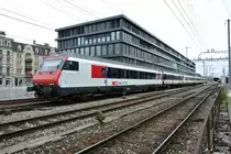 slowUp Solothurn-Buechib�rg 2012: Aufgrund des der vielen Reisenden mit Fahrr�dern wurden div. Biel-Konstanz Pendel mit einem Modul verst�rkt. Im Bild ist der IR 2126 mit dem Bt IC (50 85 28-94 955-7) und dem D ex. SNCF (50 85 92-75 334-9) bei Ausfahrt in Solothurn. Planm�ssig verkehren diese Gep�ckwagen nicht mehr in Pendelz�gen, 10.06.2012.