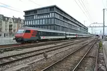 slowUp Solothurn-Buechib�rg 2012: Aufgrund des der vielen Reisenden mit Fahrr�dern wurden div. Biel-Konstanz Pendel mit einem Modul verst�rkt. Im Bild ist der IR 2129 mit D ex. SNCF (50 85 92-75 305-9) und einem Bt IC (50 85 28-94 906-0) bei Einfarht in Solothurn. Planm�ssig verkehren diese Gep�ckwagen nicht mehr in Pendelz�gen, 10.06.2012.