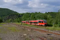 643 050 + 643047 als RB 30 nach Ahrbr�ck bei der Ausfahrt aus Kreuzberg (Ahr) am 27.05.2012