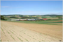 2143 009 fhrt mit Sdz 14676 von Wien Fjb ber Tulln nach Ernstbrunn zum 5.Oldtimertreffen auf Schiene und Strae. 
Mollmannsdorf  6.5.2012