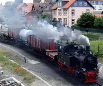 HSB 99 6101 mit Foto - G�terzug, Harzer Schmalspurbahnen, Harzquer- und Brockenbahn, fotografiert in Wernigerode Westerntor w�hrend Jubil�umsveranstaltung 125 Jahre Schmalspurbahnen im Harz am 09.06.2012