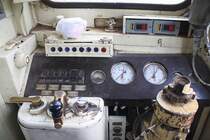 Fhrerstand des THN 1113 (1A' 2', dh, Tokyu, Bj.1983), aufgenommen am 15.Mrz 2012 whrend der Fahrt zwischen Sila At und Tha Sao.

