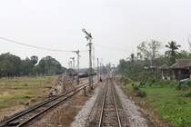 Nrdliche Einfahrtsbereich des Bf. Sila At, Blickrichtung Bangkok, am 15.Mrz 2012. 

