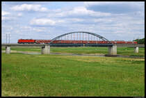 143 365-5 rollt am 10.6.2012 mit dem RE 10 nach Leipzig ber die Elbbrcke bei Torgau.