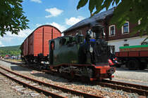 Anllich des Jubilums 115 Jahre Fichtelbergbahn und 10 Jahre Erzgebirgsbahn kam es am 02.06.2012 im Bahnhof Cranzahl zu einer (Schau-)Rollwagenverladeung mit der IK Nr.54 die hier vor dem Cranzahler Empfangsgebude zu sehen ist. 