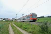 slowUp Solothurn-Buechibrg 2012: RBS RE 1156 zwischen Biberist und Lohn-Lterkofen. Der Zug bestand aus dem ABe 4/12 Nr. 62 und ABe 4/12 Nr. 71. Normalerweise verkehren die ABe 4/12 nur noch Mo-Fr, da jedoch heute die Zge in Doppeltraktion verkehrten, hatte es nicht gengend neue Triebzge, 10.06.2012.