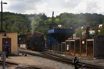 Blick am 08.06.2012 ins Bw. Freital-Hainsberg. Hinten steht 99 1734 um Ihre Wasservorrte zu ergnzen. Danach wird sie gleich wieder ihren Zug nach Dipps (fr Nicht-Sachsen: Dippoldiswalde ;-) ), Abfahrt 14.12 Uhr, bernehmen.