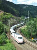 Ein ICE 1 schlngelt sich am 09.Juni 2012 als ICE 706 nach Hamburg, Saalfeld entgegen.