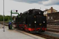  Wasser marsch!  99 1734 am 08.06.2012 beim Wasserfassen im Bf. Dippoldiswalde. Am Himmel kndigt sich mit bedrohlichem Grummeln ein Gewitter an!