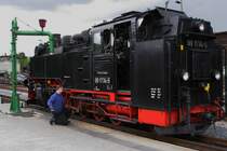 An so einer Dampflok gibt es, wie man sieht, immer etwas zu tun! 99 1734 am 08.06.2012 im Bf. Dippoldiswalde, kurz vor der Rckfahrt nach Freital-Hainsberg. Die dunkle Gewitterwolke am Himmel hat uns dann doch glcklicherweise nur gestreift!