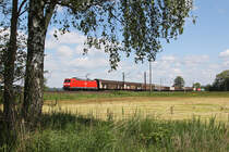 185 083 mit einem gemischten Gterzug am 17.05.2012 bei Baiersdorf.
