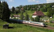 IC 2279  Schwarzwald  (Stralsund Hbf.Konstanz) mit Schublok 101 046-1 bei St.Georgen 29.5.12