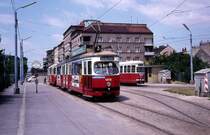 Wien Wiener Stadtwerke-Verkehrsbetriebe (WVB) SL AK (E1 4816 (SGP 1974) / SL A (c2 1030 (Lohnerwerke 1955)) II, Leopoldstadt, Stadlauer Brücke (Endstation) im Juli 1977. - Scan eines Diapositivs. Kamera: Leica CL.