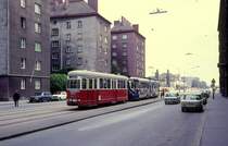 Wien Wiener Stadtwerke-Verkehrsbetriebe (WVB) SL A (c2 1016 (Lohnerwerke 1955)) II, Leopoldstadt, Engerthstraße / Sturgasse im Juli 1977. - Scan eines Diapositivs. Kamera: Leica CL.